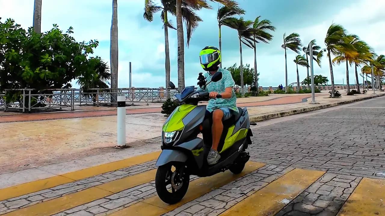 Suzuki Avenis driving in Playa del Carmen