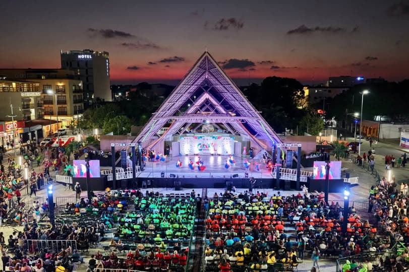 Evening food stalls and families at Parque de las Palapas in downtown Cancun